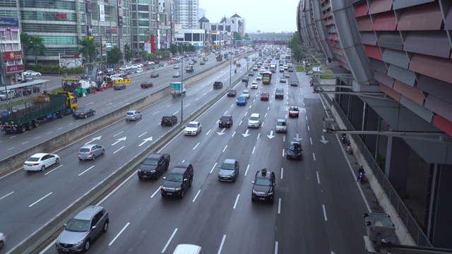 雪兰莪的街景，拥挤的汽车通过繁忙的高速公路视频素材