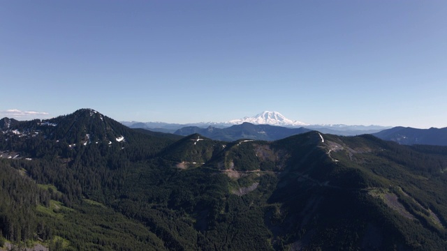 华盛顿喀斯喀特山脉高空与雷尼尔山和春天的蓝天视频素材