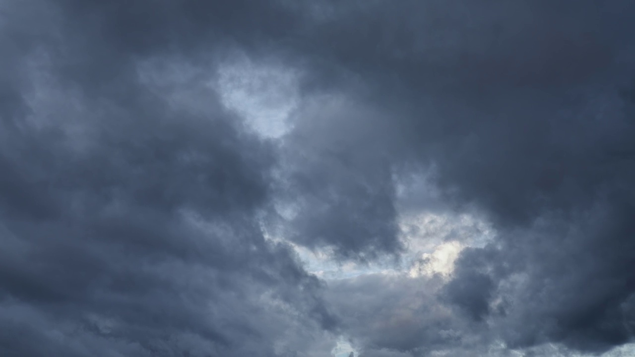 四层雨云。即将到来的风暴间隔拍摄视频素材