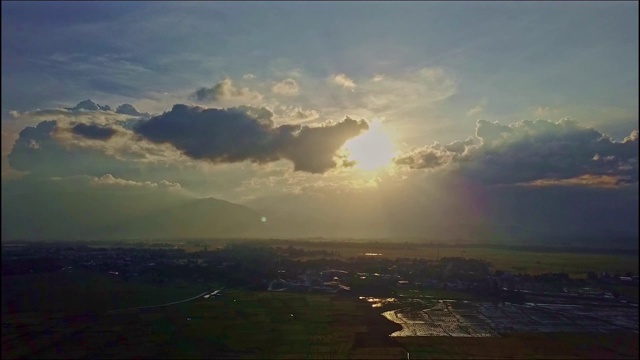 鸟瞰图天际线与傍晚的太阳后面的轻云视频素材