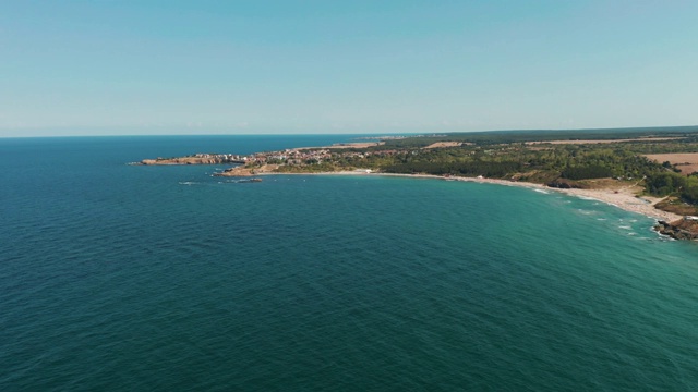 海豚海滩附近的海岸线鸟瞰图，保加利亚视频素材