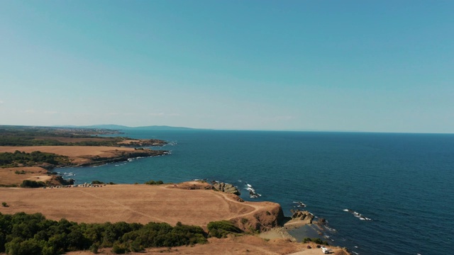 海豚海滩附近的海岸线鸟瞰图，保加利亚视频素材