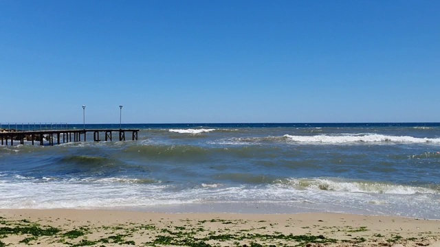 热带海滩的日出。海浪拍打着沙滩视频素材