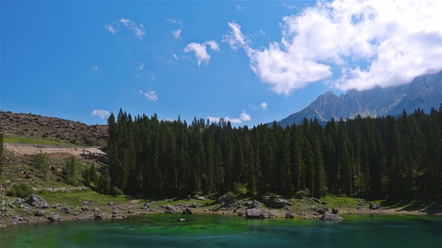 卡瑞萨湖(卡瑞萨湖)在白云石阿尔卑斯山。南蒂罗尔。意大利视频下载