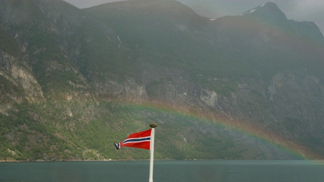 Sunnylvsfjorden,挪威。彩色彩虹在阳光湾峡湾的春天景观。从漂浮的旅游船渡船在夏天的一天。著名的挪威地标和受欢迎的目的地视频素材