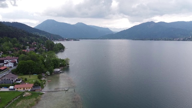 无人机在tegernsee湖上空飞行，有水和天空的景色视频素材