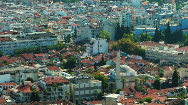 Kusadasi，艾丁省，土耳其。在阳光明媚的夏日海滨和Kusadasi城市景观。Kusadasi天际线风景在爱琴海海岸，土耳其。Kaleici Camii清真寺视频素材