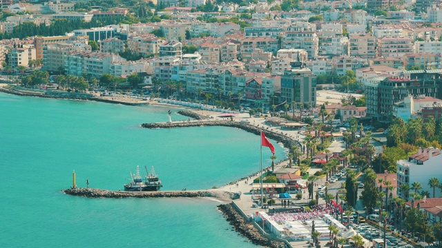 Kusadasi，艾丁，Aydın省，土耳其。在阳光明媚的夏夜滨水和Kusadasi城市景观。Kusadasi天际线风景在爱琴海海岸，土耳其视频素材