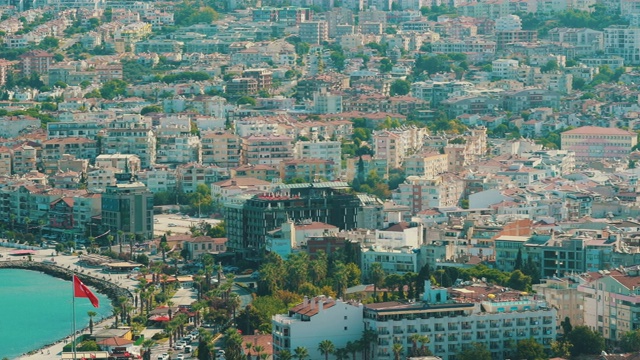 Kusadasi，艾丁，Aydın省，土耳其。在阳光明媚的夏夜滨水和Kusadasi城市景观。Kusadasi天际线风景在爱琴海海岸，土耳其视频素材