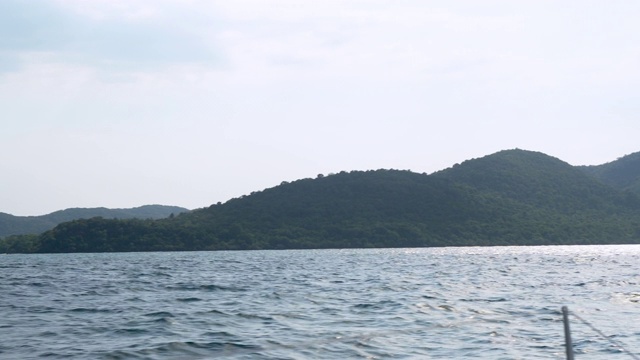 夏季美丽的大海和蓝天，季节和天气，海景旅游，假期和度假放松，岛屿和自然背景的景观，热带和环境平静。视频素材