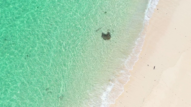 巴厘岛，海滩鸟瞰图-蓝色透明的海洋和白色的沙子。视频素材