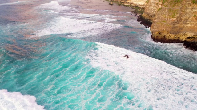 Uluwatu巴厘岛。蓝色的海洋和岩石山，覆盖着热带树木。视频素材