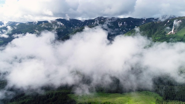 飞过山顶的云层。峰峦叠翠，自然景观优美视频素材