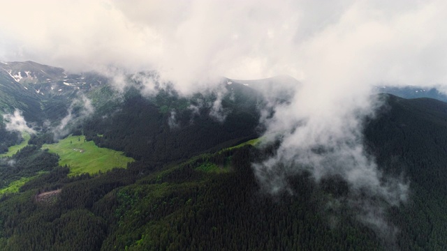 飞过山顶的云层。峰峦叠翠，自然景观优美视频素材