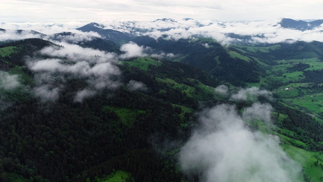 飞过山顶的云层。峰峦叠翠，自然景观优美视频素材