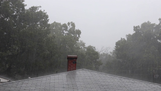 镇上夏天的倾盆大雨滴落而下视频素材