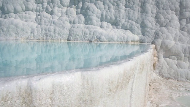 在Pamukkale，水从石灰华梯田缓慢流动视频素材