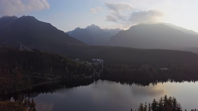 夏天的早晨鸟瞰在高塔特拉斯山，斯洛伐克的Strbske Pleso度假村。视频素材