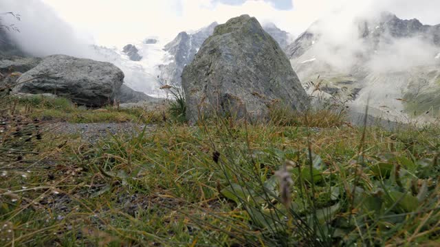 徒步女孩举起手臂庆祝风景优美的风景，享受假期旅行冒险的自然瑞士莫瑞冰川视频素材