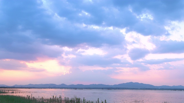 日落时水库上空有蓝云视频素材