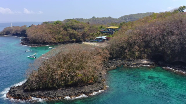 巴厘岛的蓝色泻湖和波光粼粼的海水视频素材