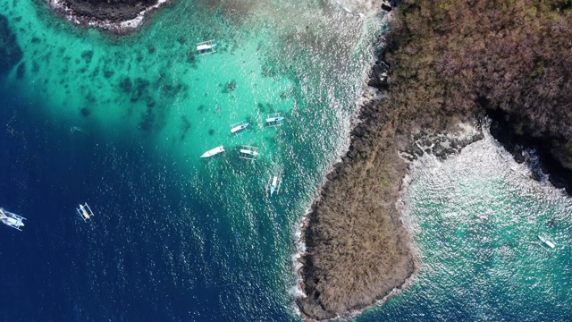 波光粼粼的水海岸在印度尼西亚巴厘岛与森林树木周围的岛屿视频素材