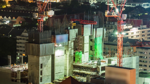 从白天到夜晚建筑工地的时间流逝，平移拍摄视频素材