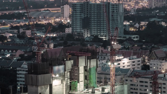 从白天到夜晚建筑工地的时间流逝，放大视频素材