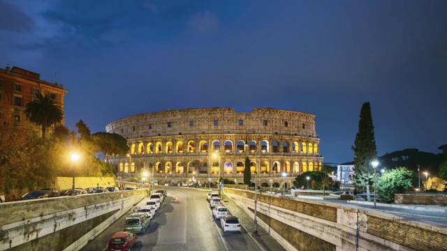 罗马,意大利。罗马圆形大剧场。弗拉维安圆形剧场附近的交通在日落，晚上和晚上时间。联合国教科文组织世界著名地标。从白天到夜晚的时间流逝。FullHD视频素材