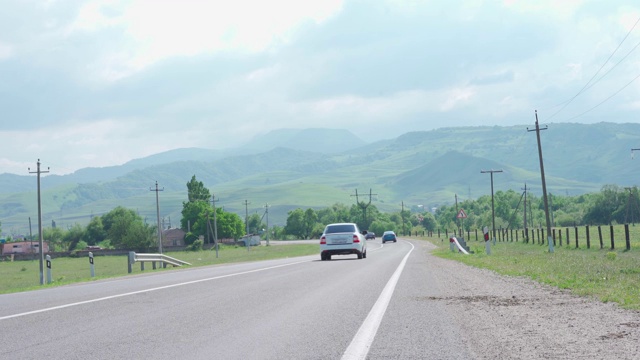 汽车行驶在通往山区的公路上视频素材