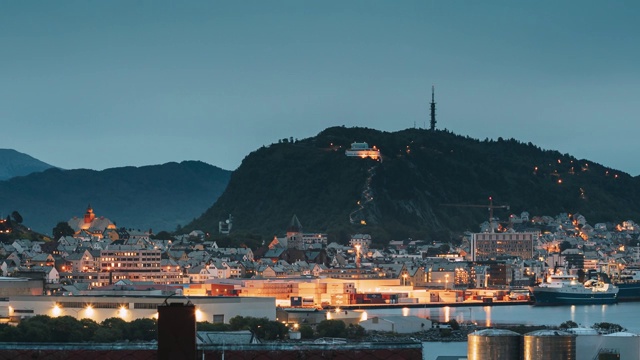 奥勒松,挪威。奥勒松天际线城市景观和港口码头在晚上的夜晚照明。夏天的历史中心。著名的挪威地标和受欢迎的目的地。老奥勒松视频素材