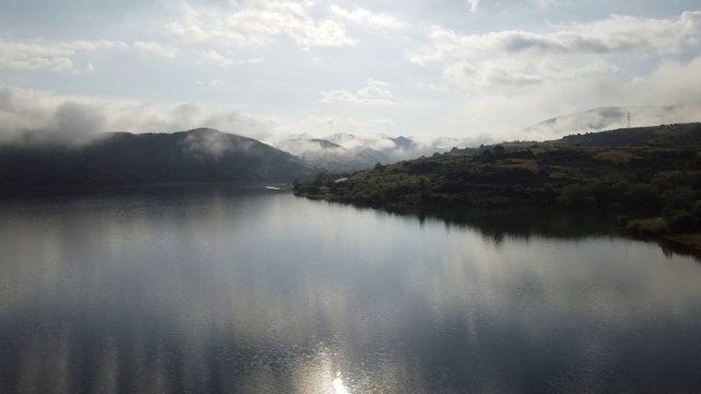 无人机的湖在雾，山和岛屿视频素材