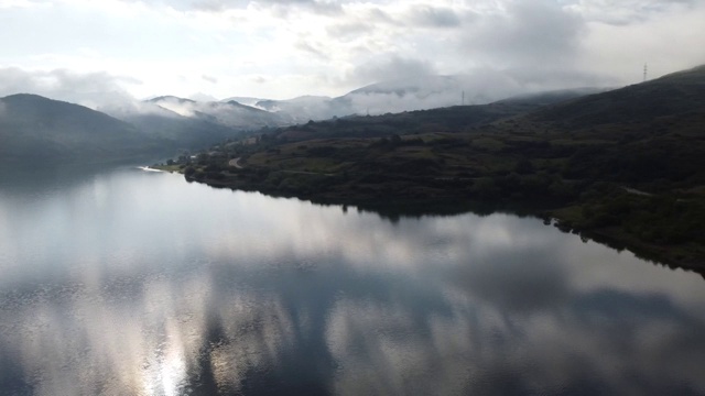 无人机的湖在雾，山和岛屿视频素材