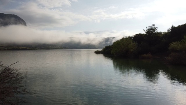 无人机的湖在雾，山和岛屿视频素材