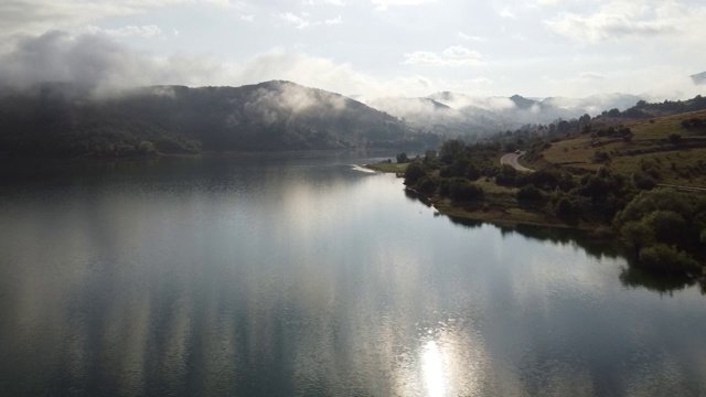 无人机的湖在雾，山和岛屿视频素材