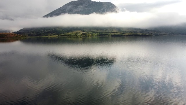 无人机的湖在雾，山和岛屿视频下载