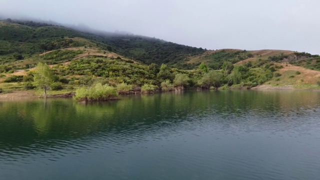 无人机的湖在雾，山和岛屿视频下载