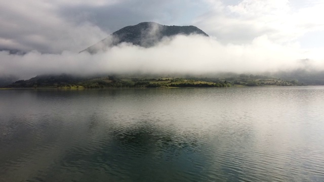 无人机的湖在雾，山和岛屿视频下载