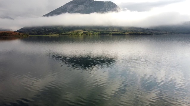 无人机的湖在雾，山和岛屿视频下载