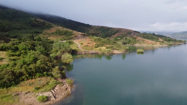 无人机的湖在雾，山和岛屿视频素材