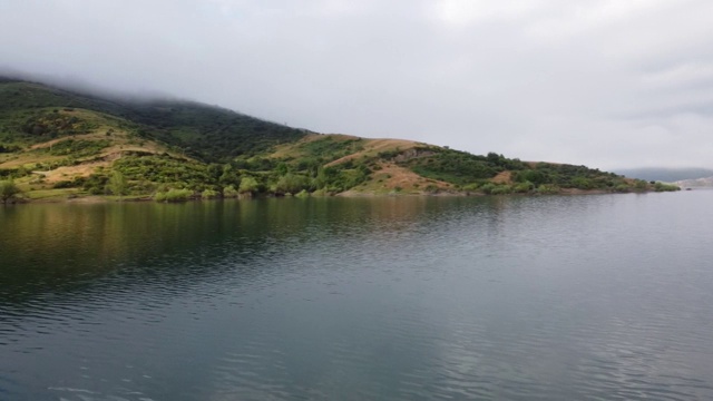 无人机的湖在雾，山和岛屿视频素材