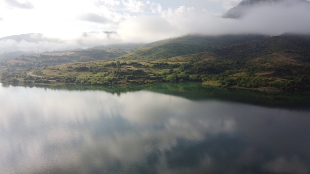 无人机的湖在雾，山和岛屿视频素材