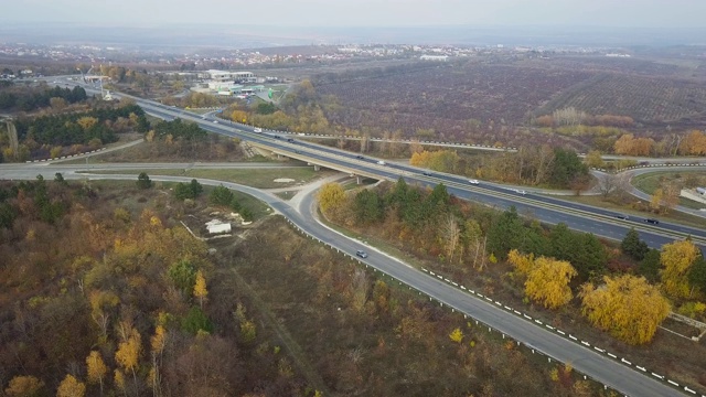 鸟瞰图飞行在令人惊叹的秋天自然和道路运行通过风景如画的乡村。路在秋景航拍。秋日的汽车驾驶道路穿过五彩缤纷的风景。视频素材