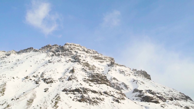 阳光明媚的冰岛雪山景观视频素材