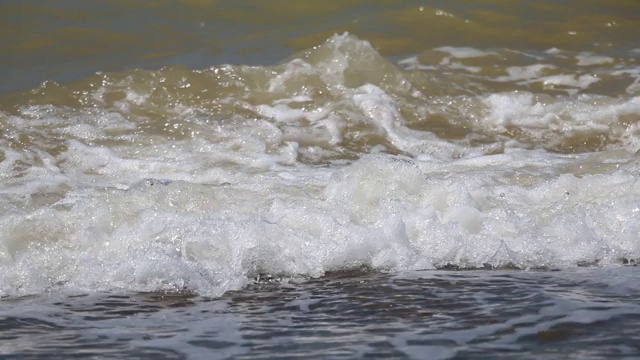 海岸附近汹涌的海浪视频素材