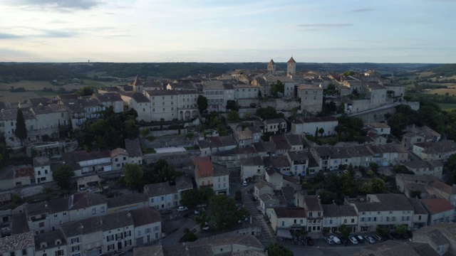 Lauzerte的空中旅行，Tarn-et-Garonne，被称为Les Plus Beaux Villages de France视频素材