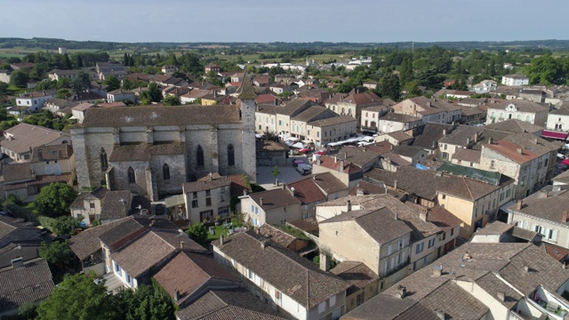 Villeréal空中横向旅行，Lot-et-Garonne，标签为Les Plus Beaux Villages de France视频素材