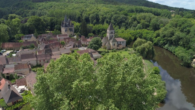 Saint-Léon-sur-Vézère空中正面旅行，多尔多涅，被称为Les Plus Beaux Villages de France视频素材