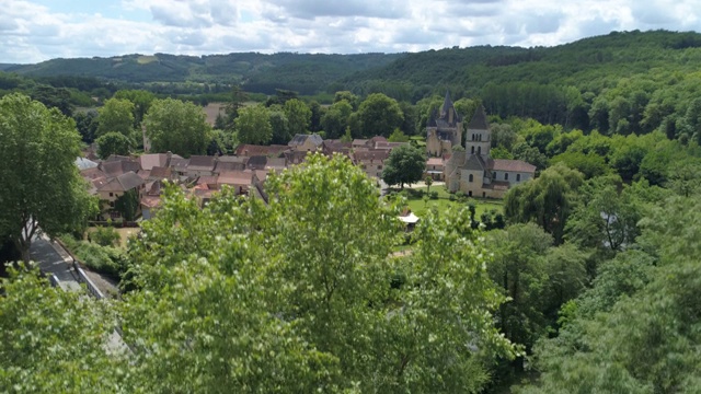 Saint-Léon-sur-Vézère多尔多涅出现在树后，被称为法国最美丽的村庄视频素材