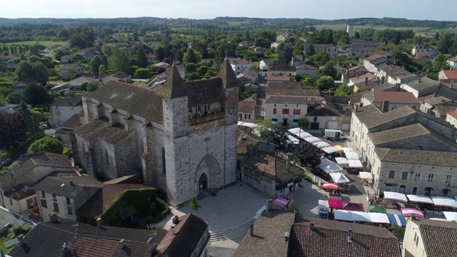 Villeréal集日空中进场，Lot-et-Garonne，被称为Les Plus Beaux Villages de France视频素材